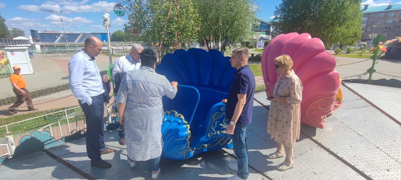 Партийцы  в Урае оценили техническое состояние каруселей