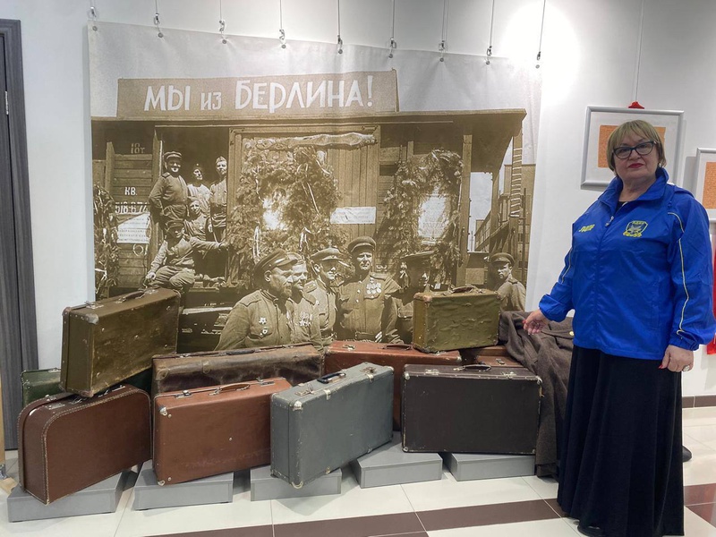 Активисты ЛДПР посетили музей истории города Урай и поздравили специалистов с профессиональным праздником