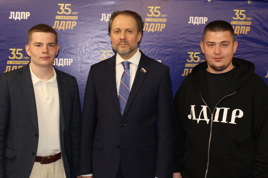 Меры поддержки студенческих семей надо расширять, убежден Владимир Сысоев