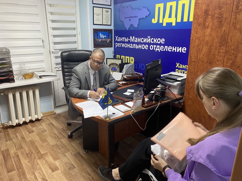 В рамках личного приема депутат ЛДПР рассказал о правилах получения пенсии иностранцами в России