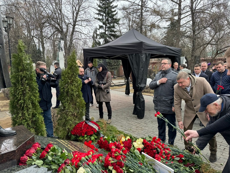 На Новодевичьем кладбище Виктор Сысун и Евгений Марков возложили цветы памяти 