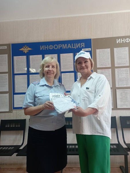 Активисты партии в Урае поздравили с Днем офицеров России представителей ОВД г. Урая