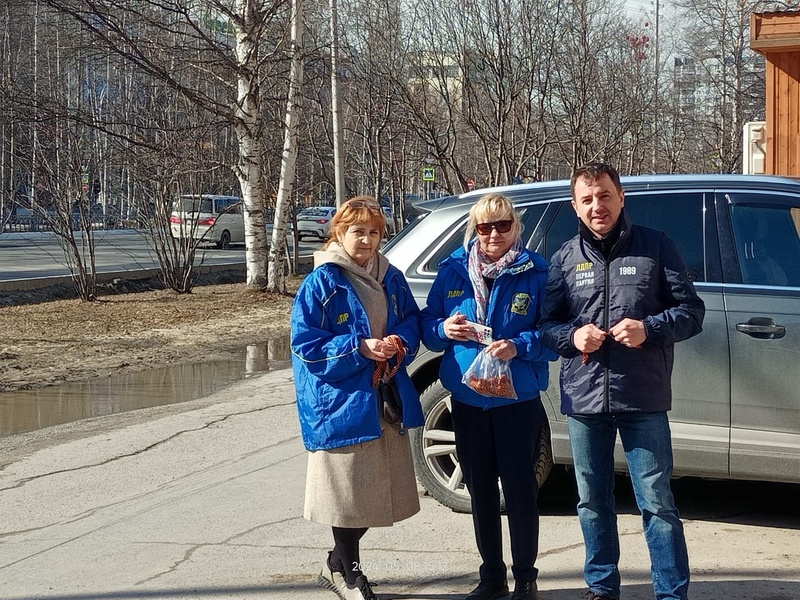 Главный символ Дня Победы партийцы вручили вартовчанам