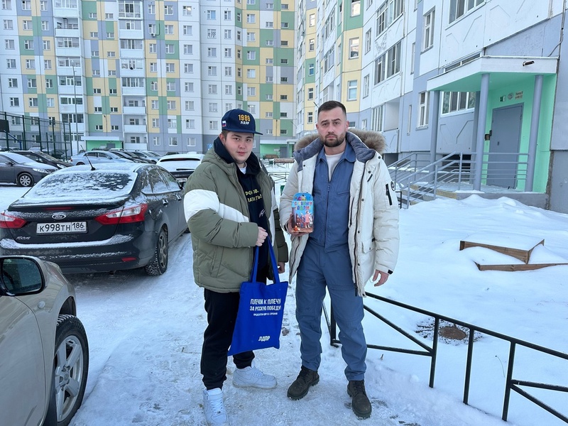 Молодые партийцы в Нижневартовске поздравили пилота МИ-8 с международным днем гражданской авиации