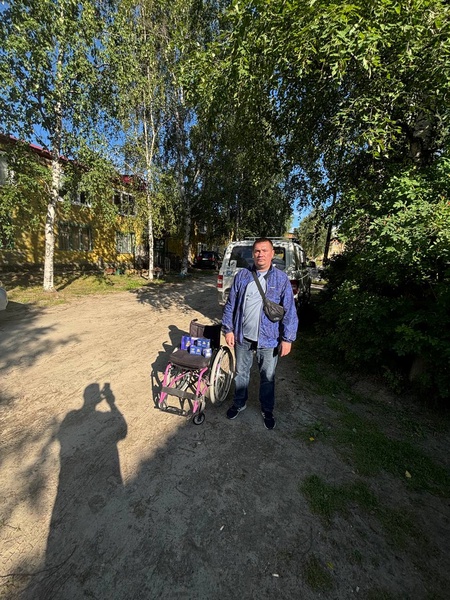 Помощь не словами, а делом - координатор ЛДПР в Мегионе передал инвалидную коляску жителю