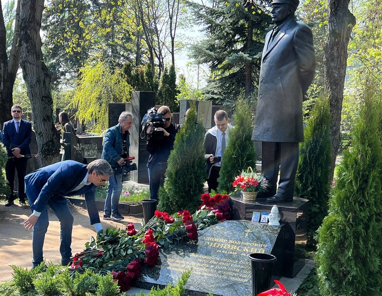 Однопартийцы собрались у памятника Владимиру Жириновскому в день его 77-летия