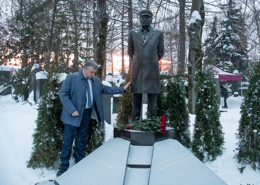 В день рождения партии соратники Жириновского почтили его память на Новодевичьем кладбище