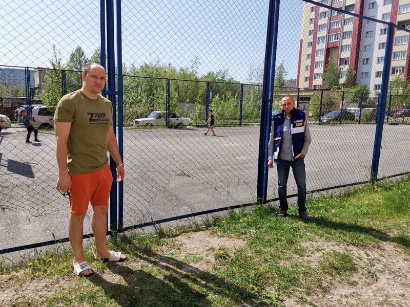Родители конфликтуют из-за детской площадки – партийный рейд подтвердил необходимость ремонта 