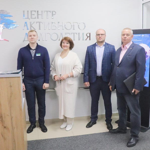 Партийцы побывали в гостях в «Центре активного долголетия»
