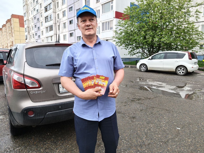 Ханты-Мансийские активисты ЛДПР отметили День русского языка акцией "Говорить по-русски"