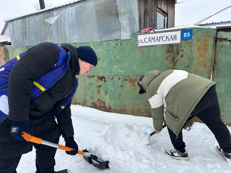 Молодые активисты ЛДПР в Югре: помощь пенсионерам – дело чести