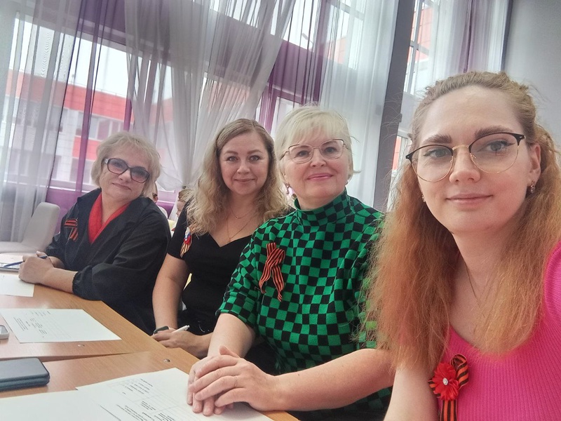 Участников "Битвы хоров" в Сургутской районной школе оценивала представитель ЛДПР Валерия Елькина 