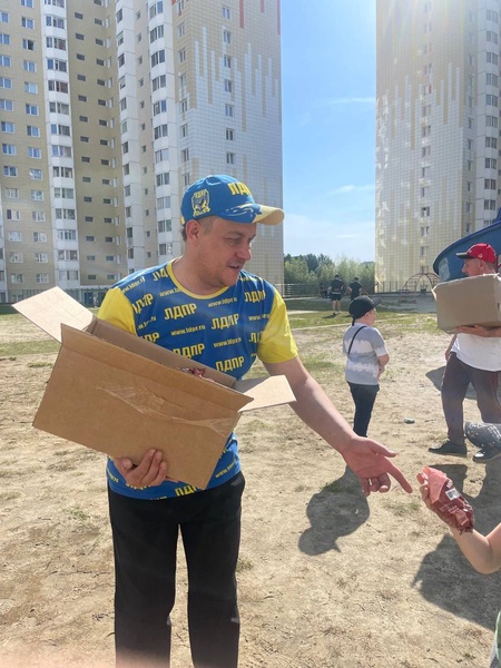 Депутат ЛДПР Думы города Вадим Майоров поздравил детей Сургута с праздником 