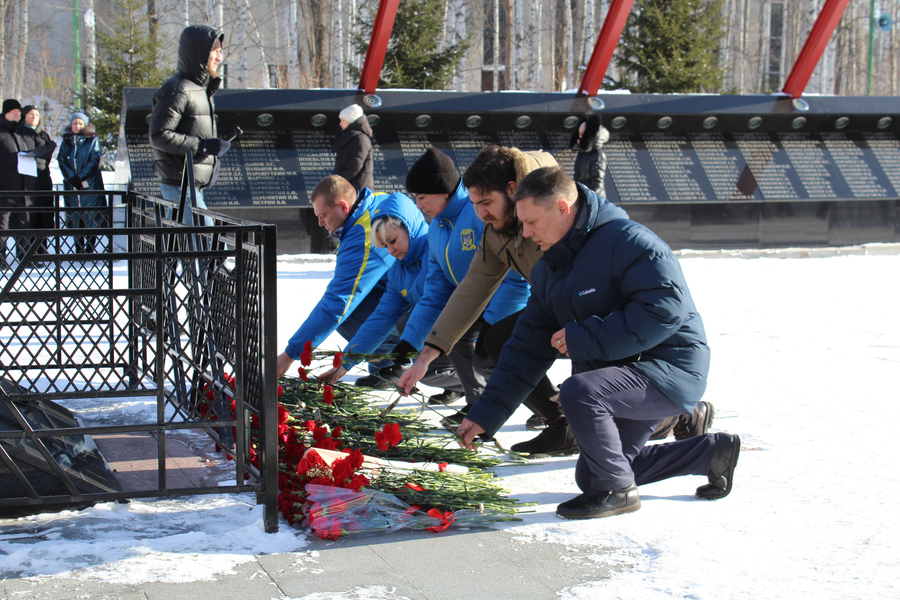 В третью годовщину начала СВО партийцы возложили цветы к мемориалу Славы