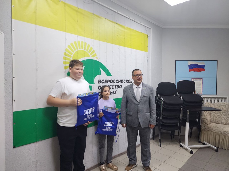 Депутат Думы Югры Виктор Сысун принял участие в благотворительной акции «В школу с ЛДПР» 