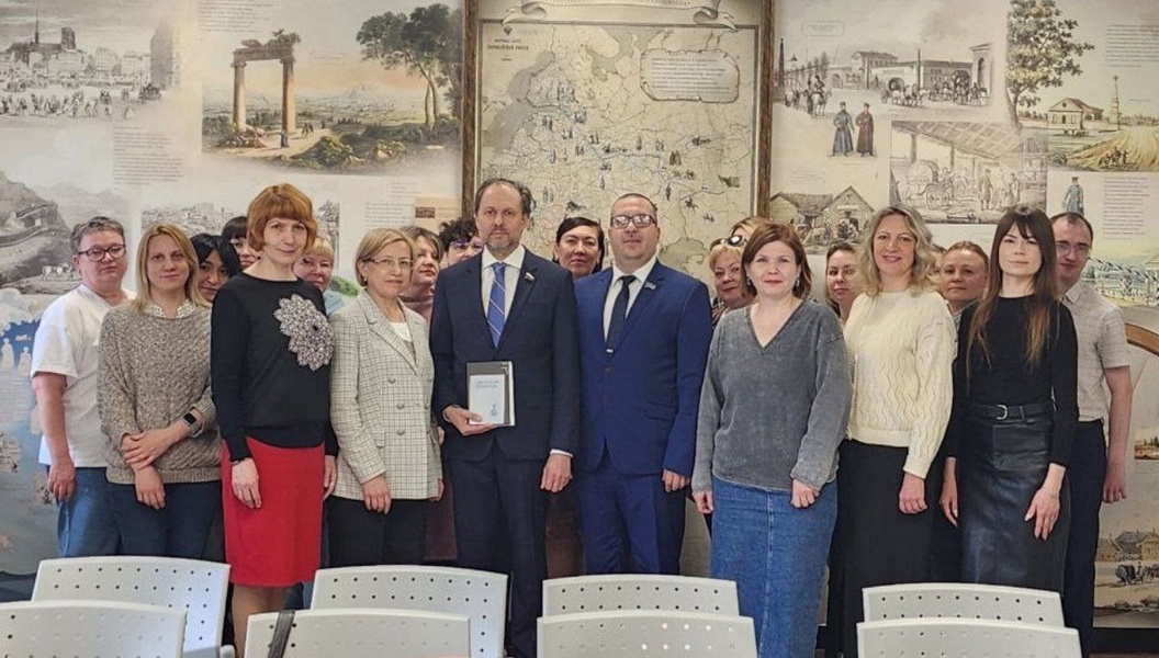 В День русского языка партийцы посетили Центральную библиотеку имени Пушкина в Сургуте