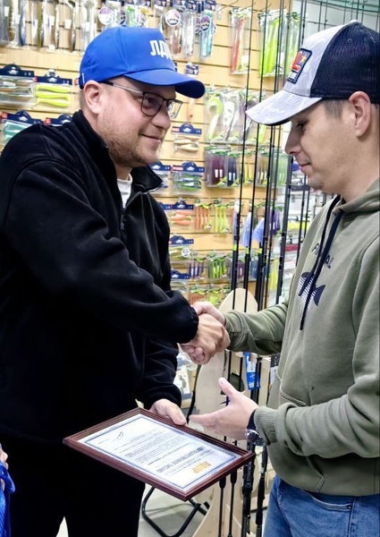 В Ханты-Мансийске поздравили руководителя магазина «Карась» с Днём рыбака 