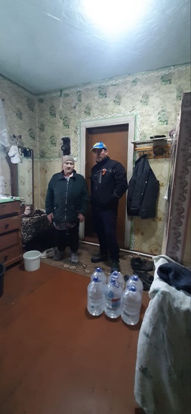 ЛДПР помогает: жительнице поселка Малиновский доставили воду 