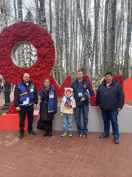 Партийцы в столице Югры возложили гвоздики - цветы памяти к Вечному Огню в парке Победы