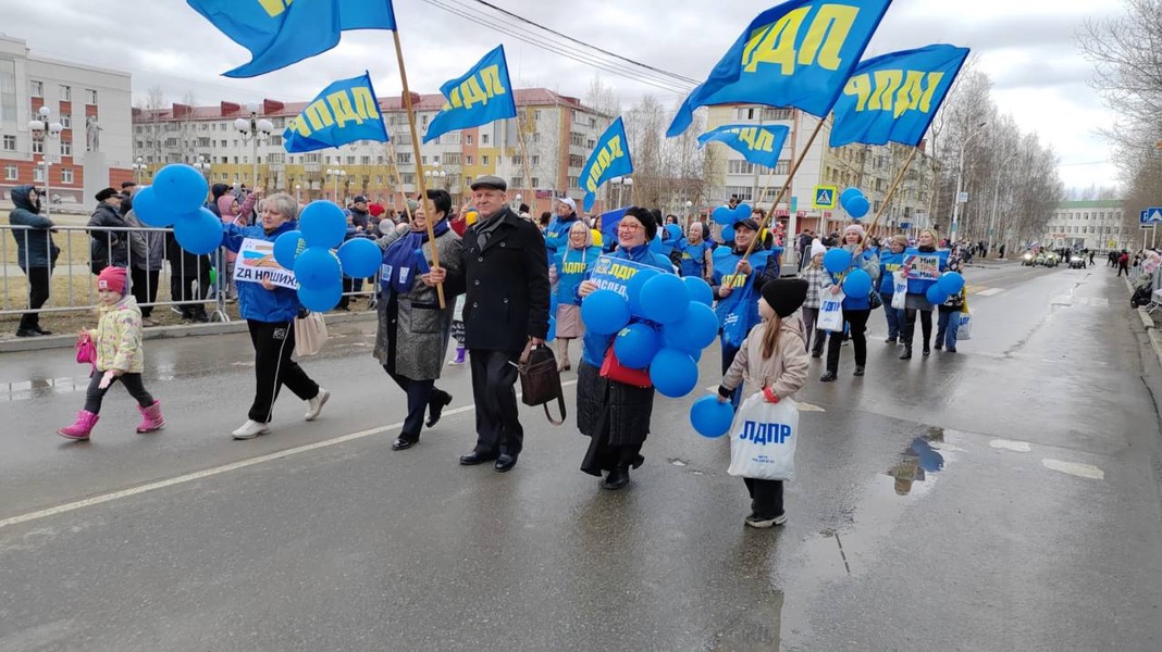 В Урае партийцы с семьями встретили Первомай на городском шествии