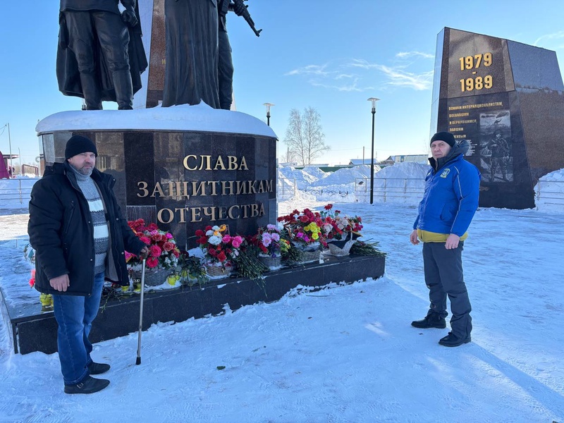 Возложение цветов к обелиску «Слава защитникам Отечества» в Мегионе: память, которая объединяет