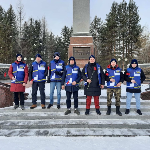 В Нягани 23 февраля в День защитника Отечества партийцы возложили цветы 