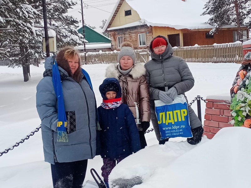 В селе Корлики Нижневартовского района в День Героев Отечества вспомнили всех героев России 