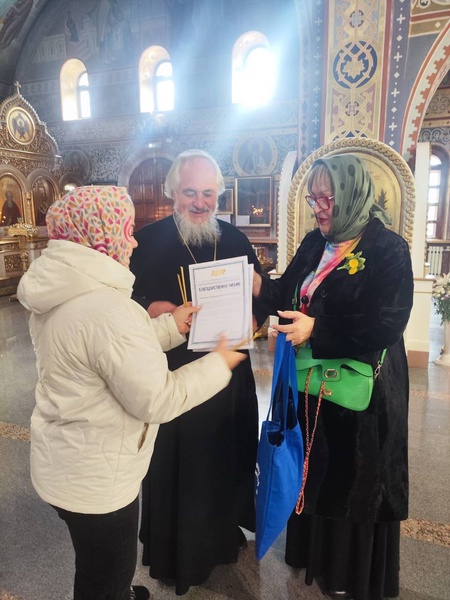 В праздник Воздвижение Честного и Животворящего Креста Господня активисты поблагодарили духовника 