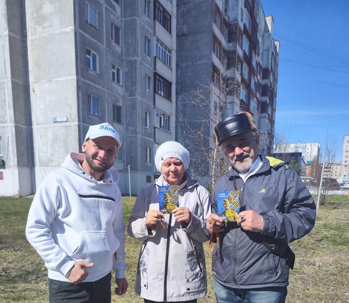 В Сургуте продолжаем добрую патриотическую акцию – раздаем Георгиевские ленточки   