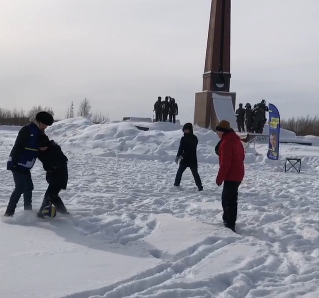 В праздничные выходные в Нефтеюганске партийцы сыграли в футбол на снегу под гимн ЛДПР