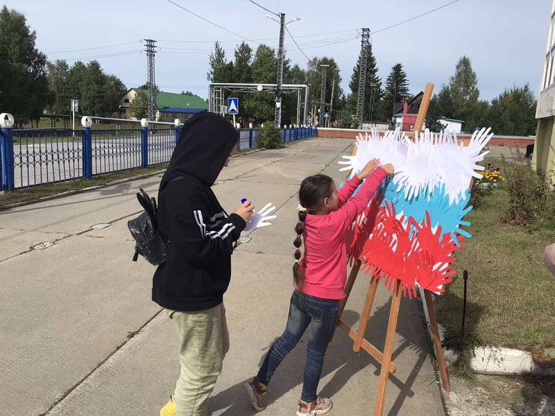 Партийцы в селе Большетархово Нижневартовского района оставили пожелания на флаге из ладошек сельчан