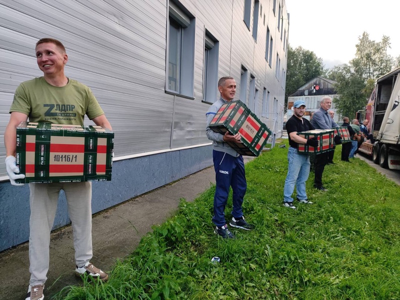 Координатор ЛДПР в Нягани Александр Архипов принял участие в отправке гуманитарного груза 