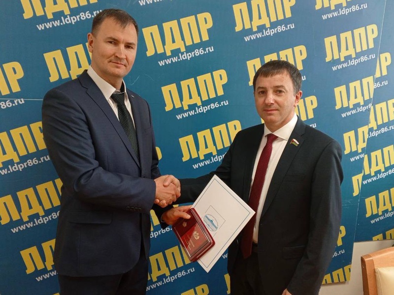 Благодарность за отличную работу: Евгений Данников вручил награду облдумы Александру Тихомирову