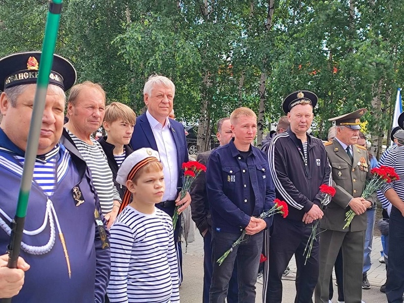 В Нягани депутат Думы города Александр Архипов принял участие в митинге посвященном Дню ВМФ