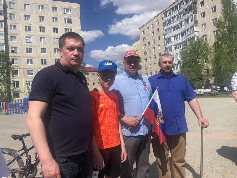 В Мегионе, в поселке Высокий партийцы поздравили жителей с праздником Днем России