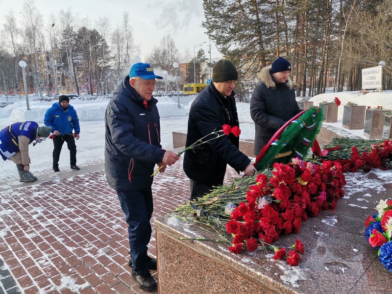 Активисты Сургутского отделения ЛДПР почтили память воинов-интернационалистов