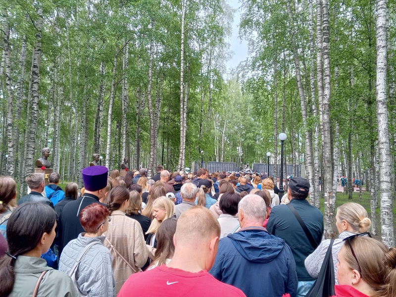Сотни жителей окружной столицы сегодня выстроились в живую очередь, чтобы отдать дань памяти павшим 