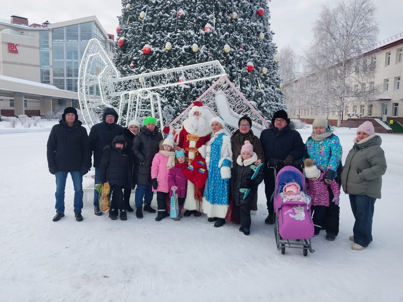 Новогоднее волшебство от ЛДПР Дед Мороз и Снегурочка подарили детям Урая у праздничной елки