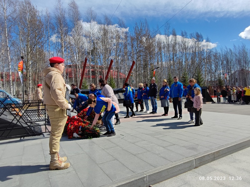 Возложение цветов в парке Победы в Нижневартовске