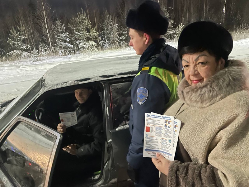 По зимней дороге - без ДТП! В Урае ЛДПР напомнила водителям о безопасном движении по автомагистралям