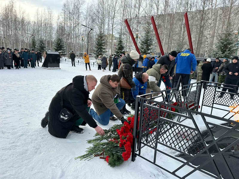 В Нижневартовске возложили цветы как дань памяти героям блокадного Ленинграда