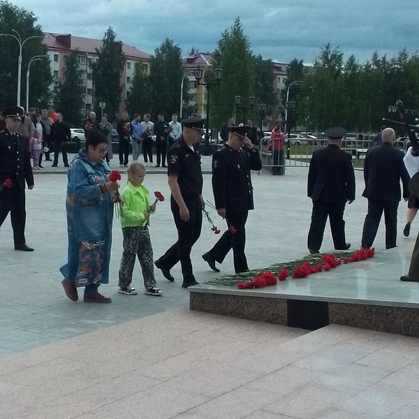В Урае состоялась церемония возложения цветов к Вечному огню