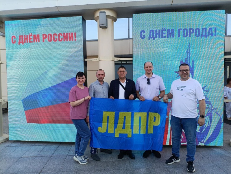 Актив посетил концерт в честь Дня России, Дня города и 60-летия присвоения Сургуту статуса города