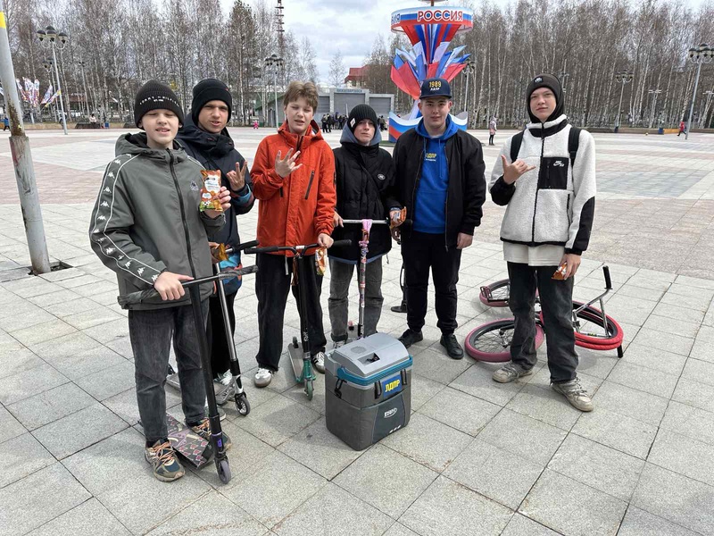 Молодежь ЛДПР в Югре продолжила добрую партийную традицию дарить мороженое детям