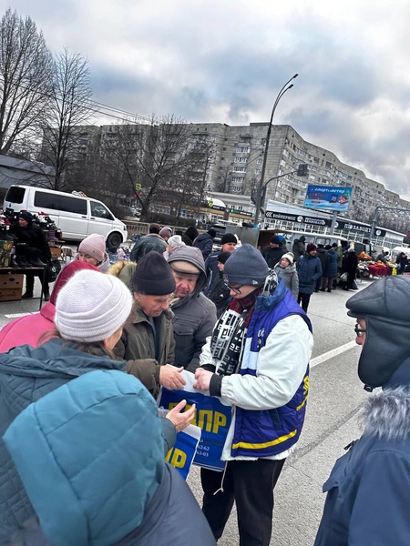 Молодежка ЛДПР раздала пакеты на сельскохозяйственной ярмарке в Заволжье