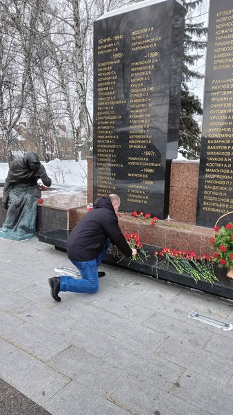 Дмитрий Грачев возложил цветы к монументу "Скорбящая мать"