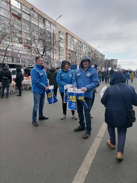 Активисты обеспечили горожан пакетами для покупок на ярмарке в Ульяновске