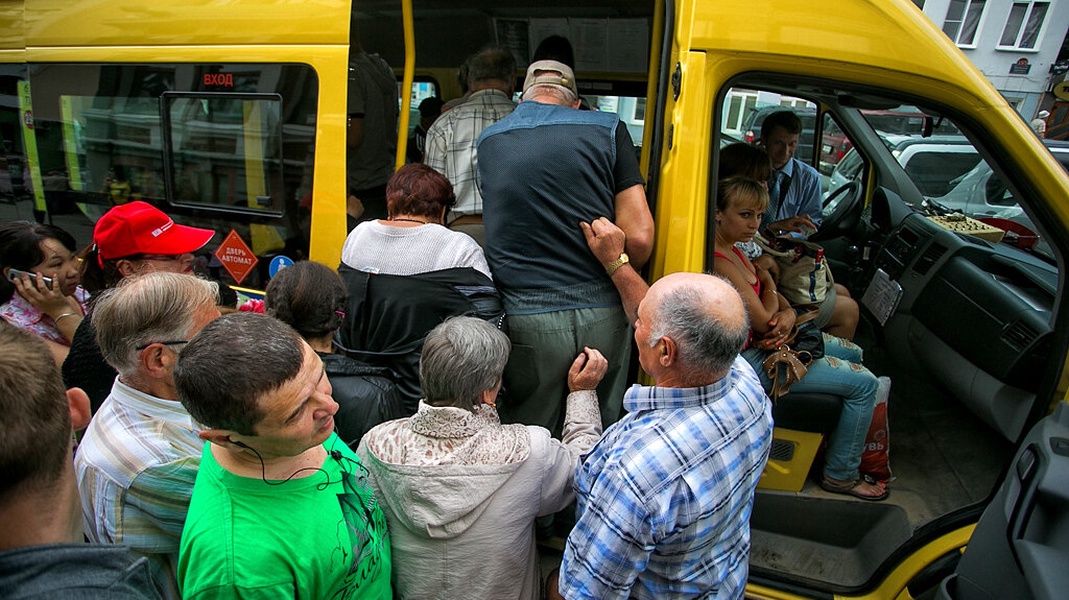 13 часов в автобусе. Переполненный транспорт. Прикольный автобус. Переполненная маршрутка. Пассажиры в маршрутке.