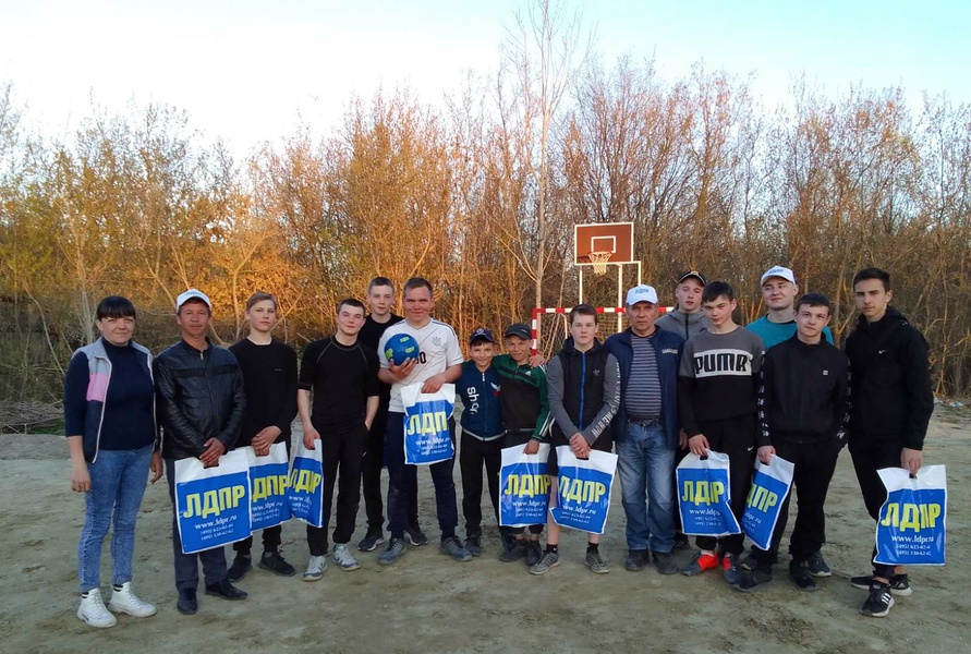 В футбольном матче ко Дню Победы на призы от ЛДПР победила дружба