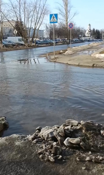 Жители Владимира жалуются на огромные лужи в городе 